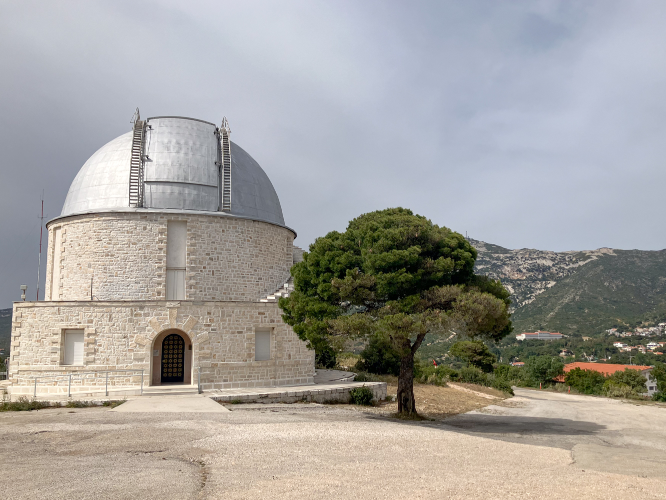 Sur le site de l’Observatoire national d’Athènes, à Pendeli © Globe Reporters