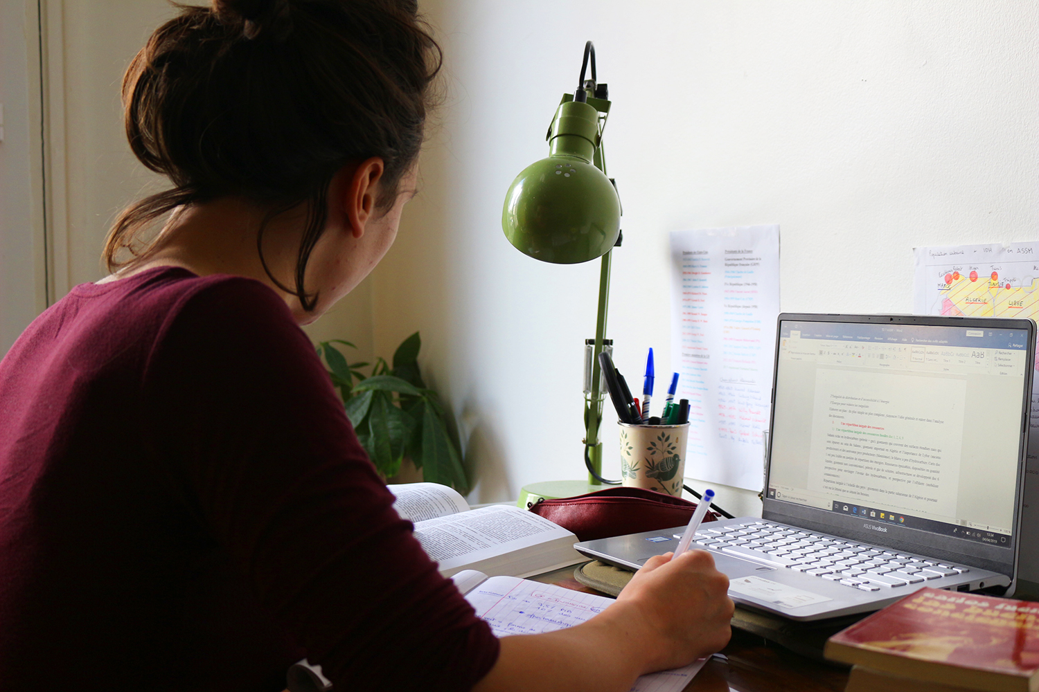 Alicia en pleine révision alors que le concours approche.