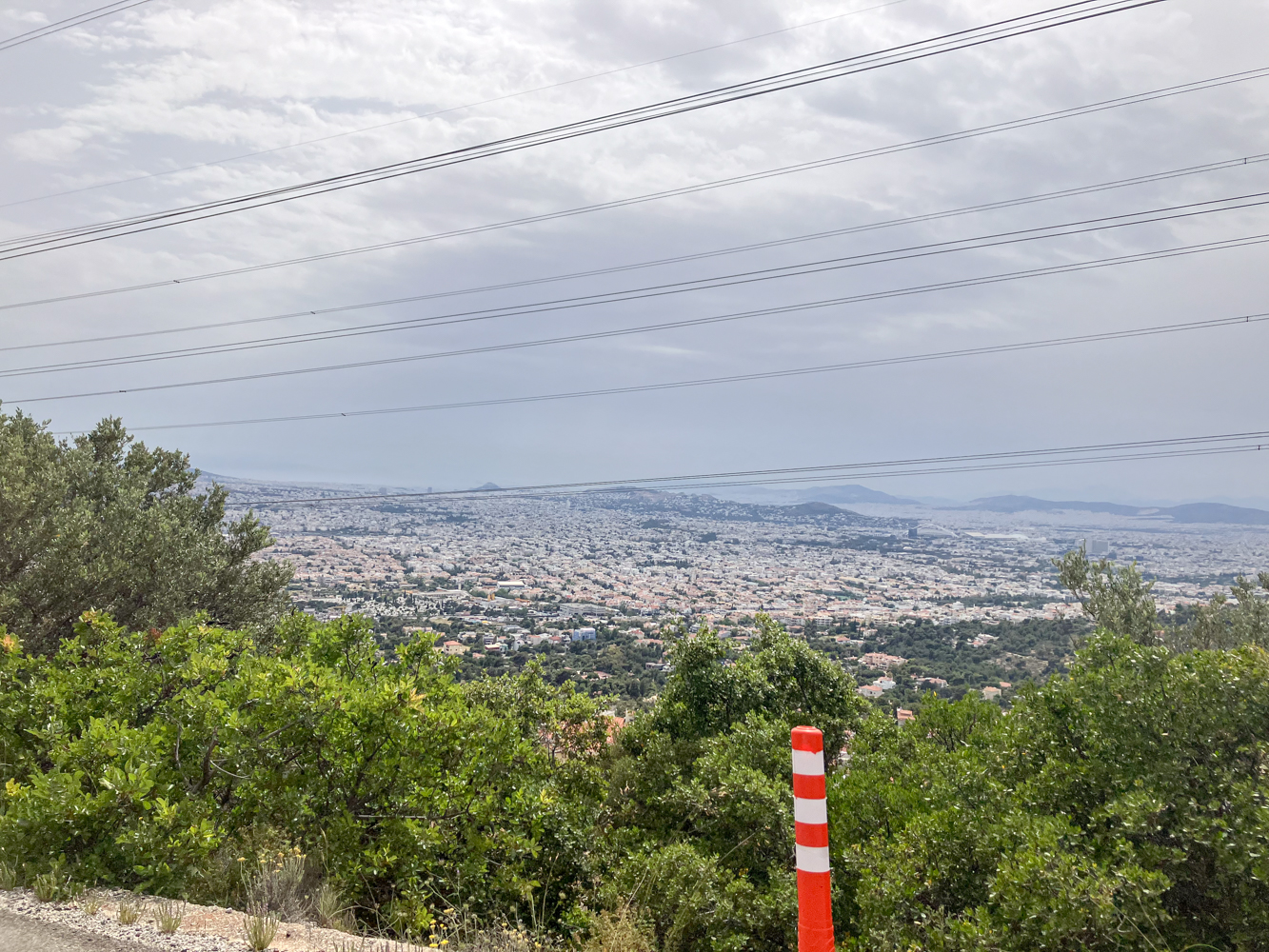 La route qui mène à l’Observatoire national d’Athènes domine la capitale grecque et sa périphérie © Globe Reporters.jpg