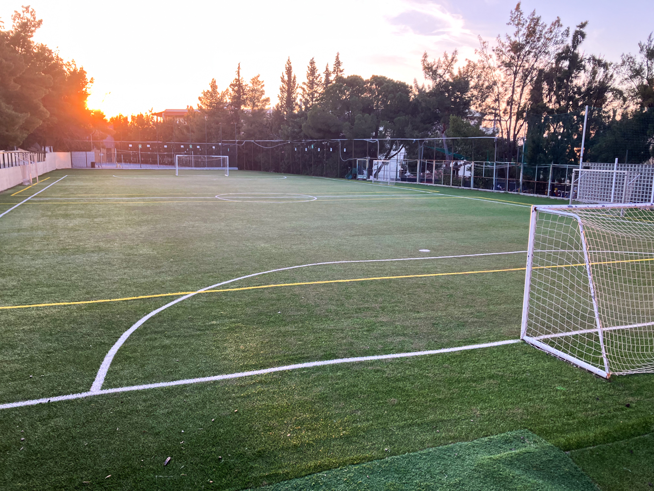 Terrain de football dans l’enceinte du Eugène DELACROIX © Globe Reporters