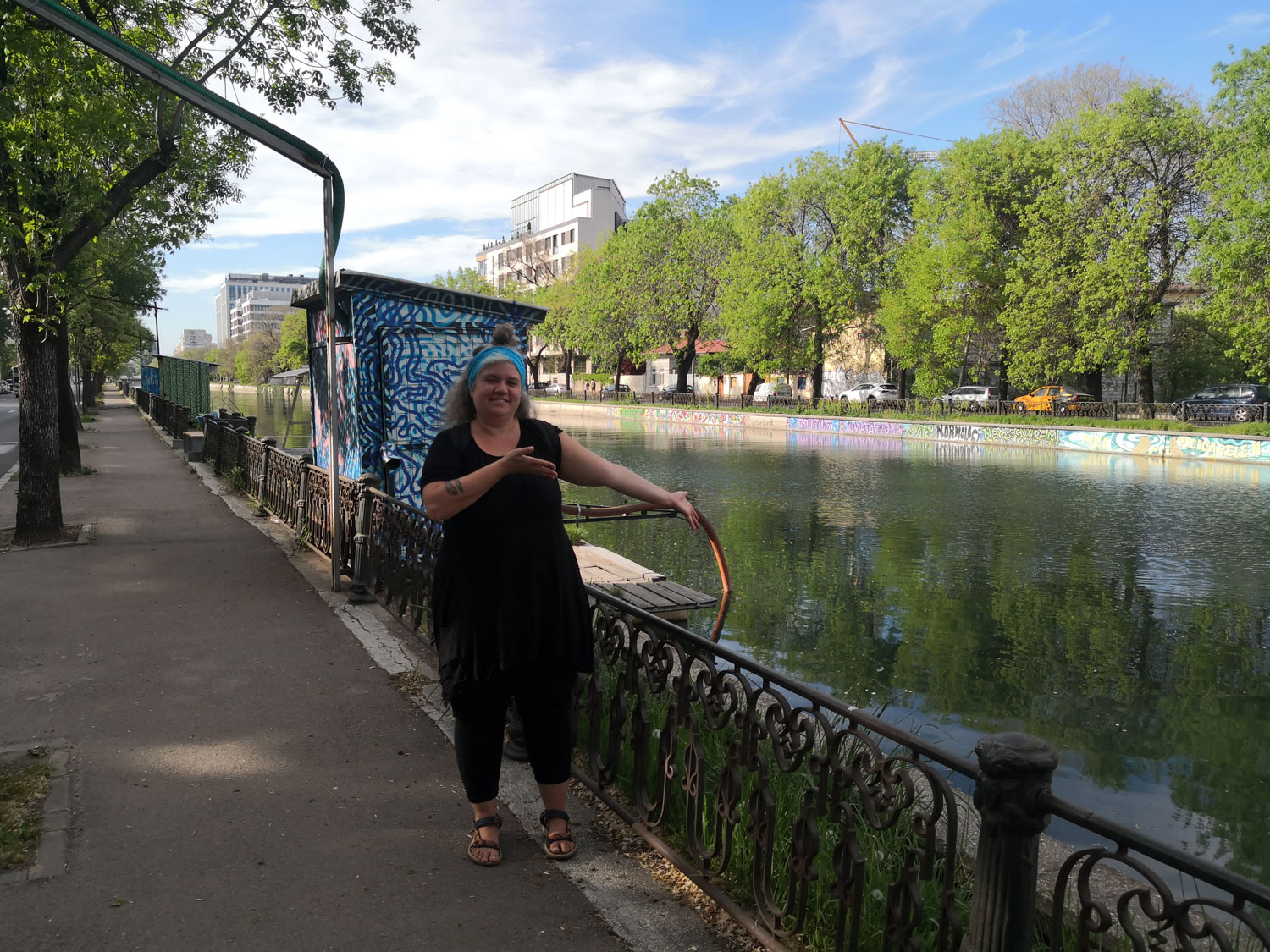 Alexandra TOMESCU devant la rivière, espace pour lequel elle milite au sein de Mai Mult Verde © Globe Reporters