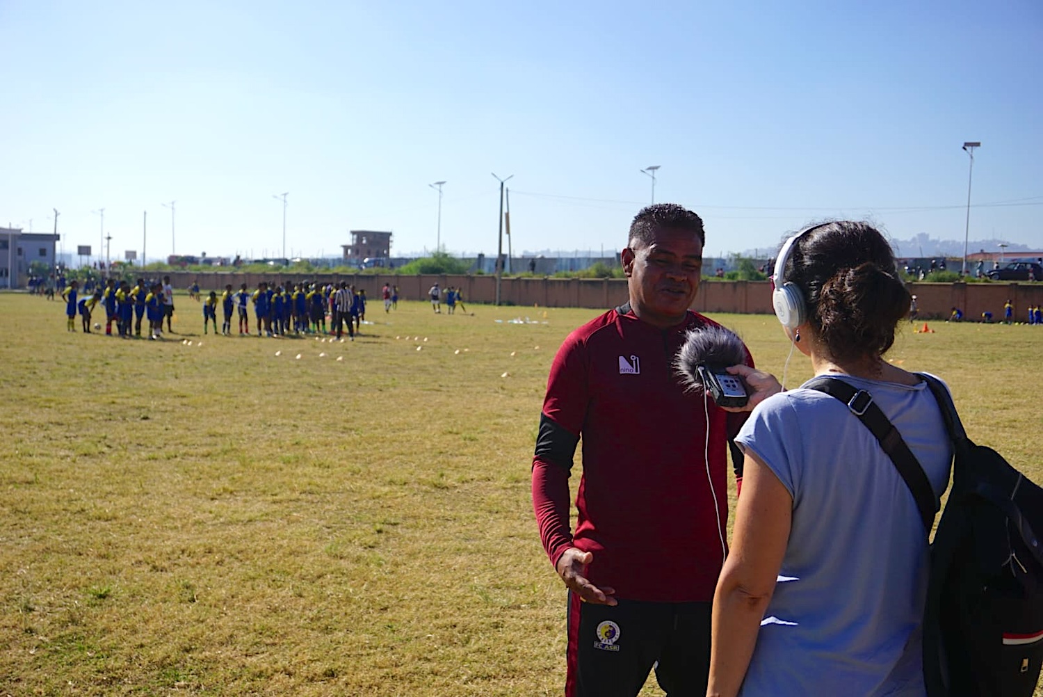 Pendant l’interview du coach Rôrô par l’envoyée spéciale Tatiana MIRALLES © Globe Reporters