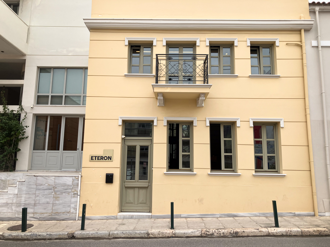 À Athènes, devant les locaux qui abritent l’institut de recherche © Globe Reporters 