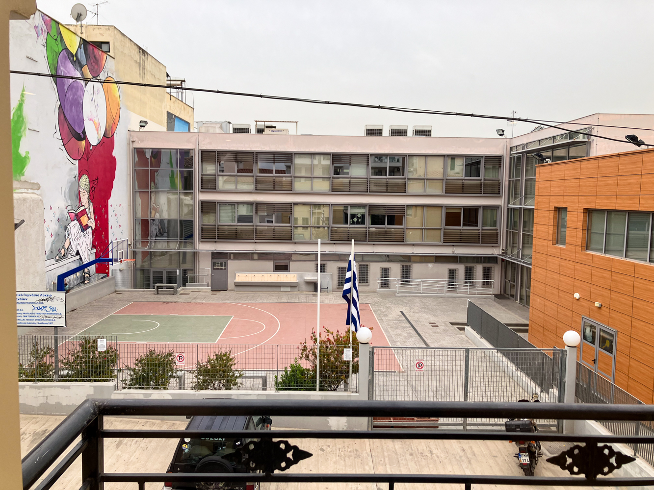 Vue sur une école depuis l’institut de recherches. On entend sonner la cloche de cette école à deux reprises durant l’enregistrement de l’interview © Globe Reporters