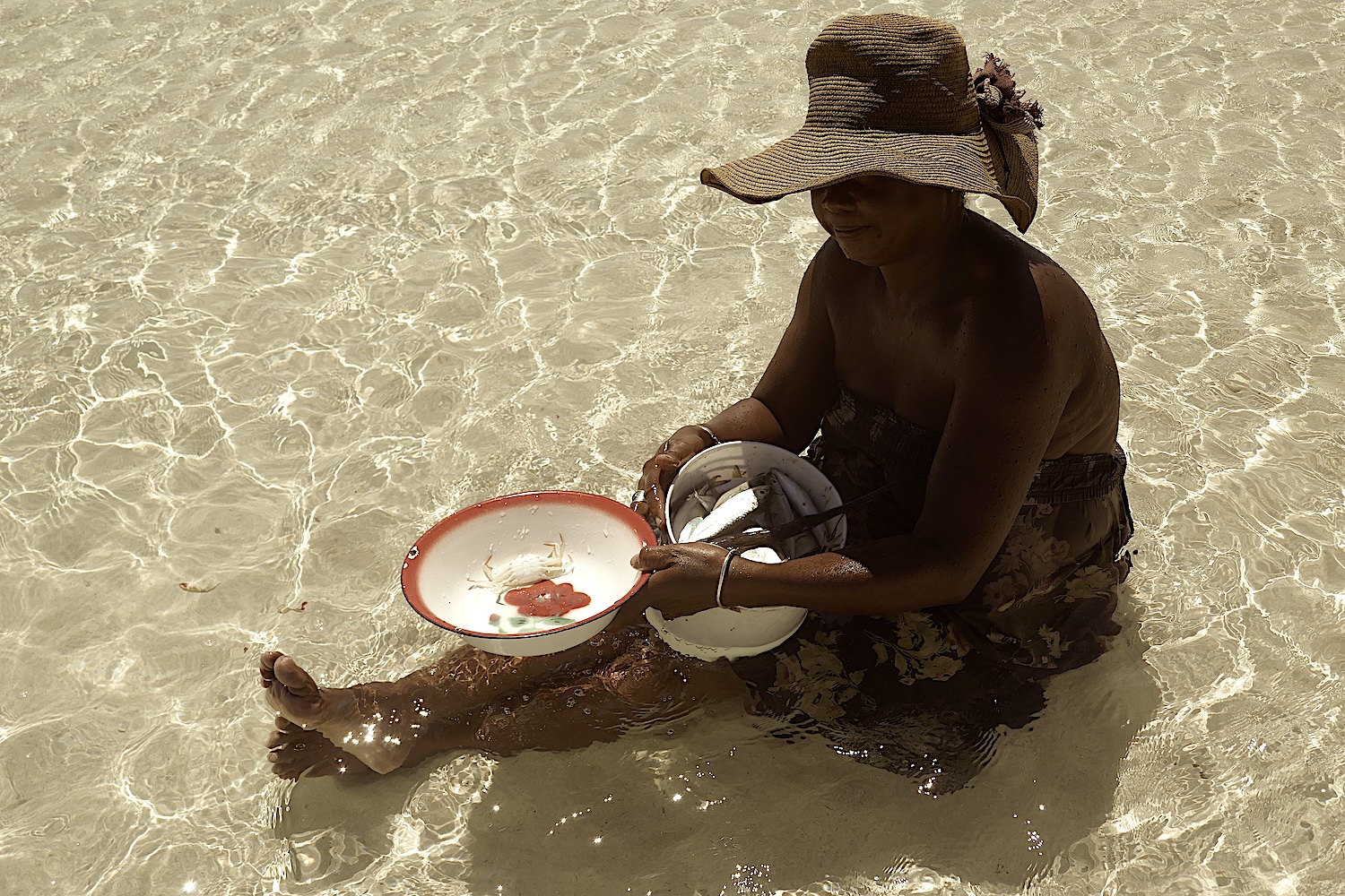 Une femme lave les poisons amenés par les pêcheurs © Globe Reporters