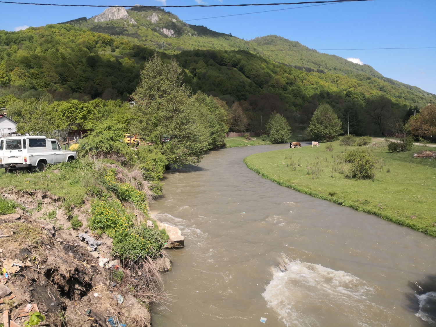 La Dâmbovița 150 km en amont, dans les Carpates, en bordure d’un village. Ici aussi les villageois ont bien souvent l’habitude d’utiliser une partie de leurs déchets pour « consolider » le lit de la rivière. Une mauvaise habitude alors qu’un barrage se trouve 5 km en amont permettant de prévenir toute crue © Globe Reporters